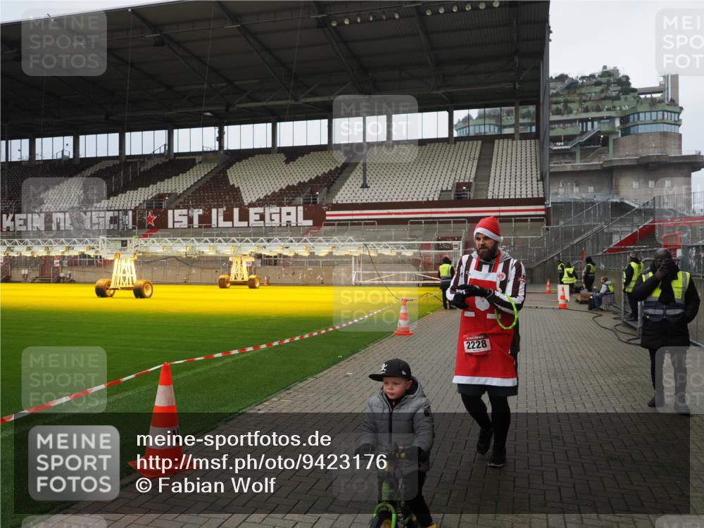 07.12.2025 - St. Pauli X-Mass-Run No. 15 Fabian Wolf http://msf.ph/oto/9423176 07.12.2025 11:57:48 Ziel 2228, 3444, 3452, 3480, 3847, 3852, 3993 meine-sportfotos.de