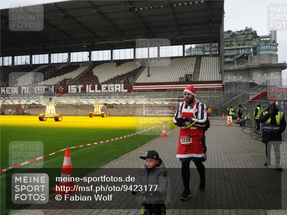 07.12.2025 - St. Pauli X-Mass-Run No. 15 Fabian Wolf http://msf.ph/oto/9423177 07.12.2025 11:57:48 Ziel 2228, 3444, 3452, 3480, 3847, 3852, 3993 meine-sportfotos.de