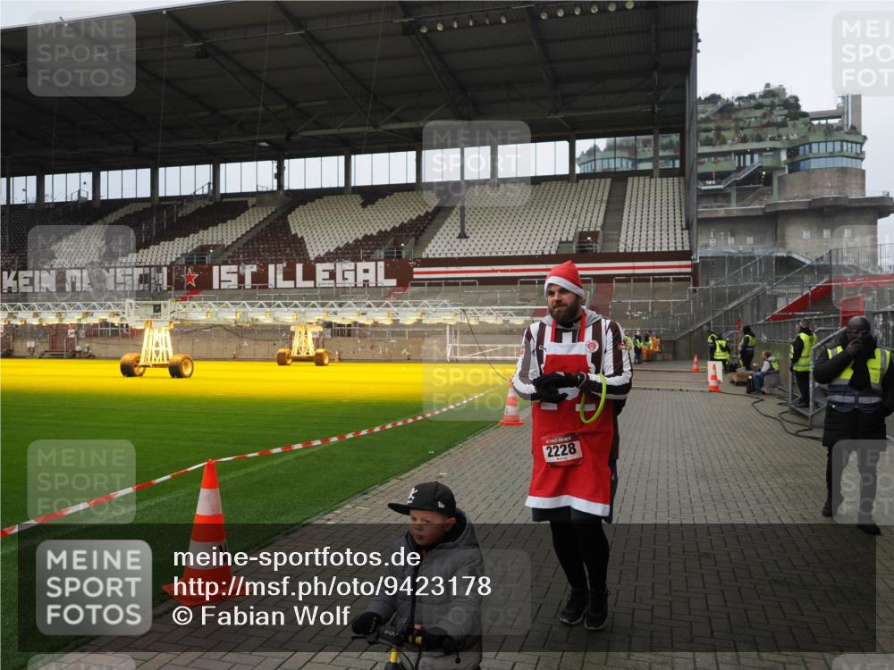 07.12.2025 - St. Pauli X-Mass-Run No. 15 Fabian Wolf http://msf.ph/oto/9423178 07.12.2025 11:57:48 Ziel 2228, 3444, 3452, 3480, 3847, 3852, 3993 meine-sportfotos.de