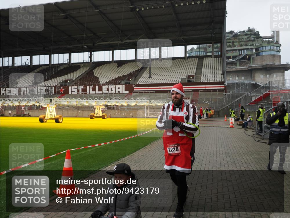 07.12.2025 - St. Pauli X-Mass-Run No. 15 Fabian Wolf http://msf.ph/oto/9423179 07.12.2025 11:57:48 Ziel 2228, 3444, 3452, 3480, 3847, 3852, 3993 meine-sportfotos.de