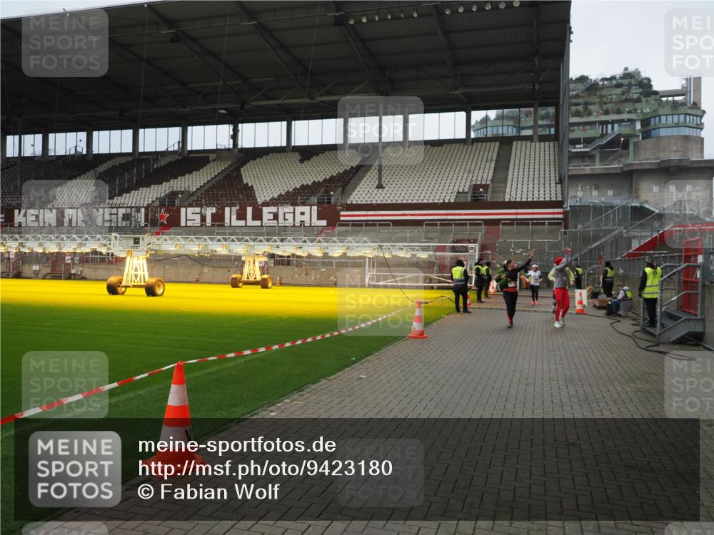 07.12.2025 - St. Pauli X-Mass-Run No. 15 Fabian Wolf http://msf.ph/oto/9423180 07.12.2025 11:58:00 Ziel 3801, 3817, 4218, 4240 meine-sportfotos.de