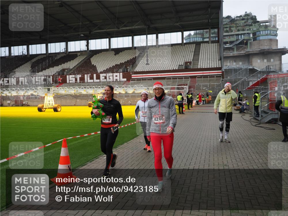 07.12.2025 - St. Pauli X-Mass-Run No. 15 Fabian Wolf http://msf.ph/oto/9423185 07.12.2025 11:58:09 Ziel 3801, 3817, 4218, 4240 meine-sportfotos.de