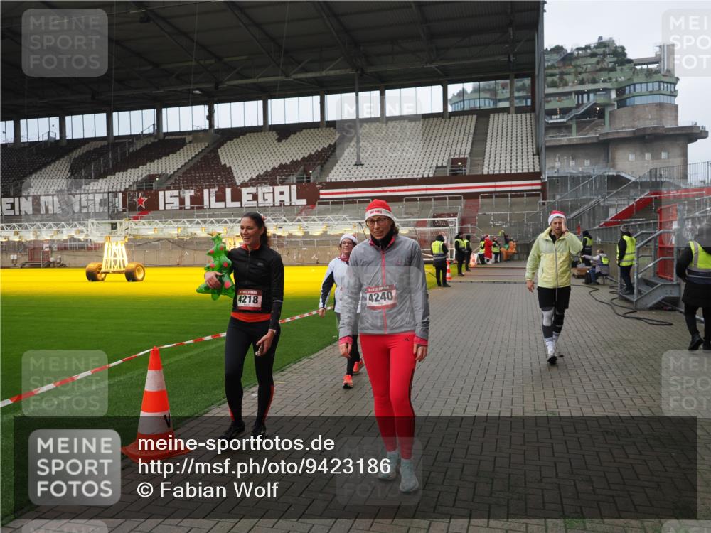 07.12.2025 - St. Pauli X-Mass-Run No. 15 Fabian Wolf http://msf.ph/oto/9423186 07.12.2025 11:58:09 Ziel 3801, 3817, 4218, 4240 meine-sportfotos.de