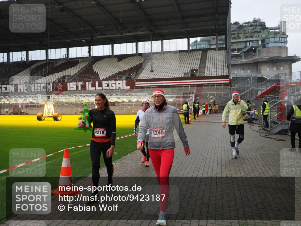 07.12.2025 - St. Pauli X-Mass-Run No. 15 Fabian Wolf http://msf.ph/oto/9423187 07.12.2025 11:58:10 Ziel 3801, 3817, 4218, 4240 meine-sportfotos.de