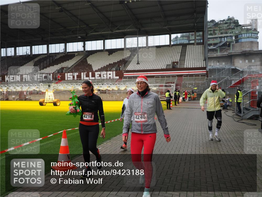 07.12.2025 - St. Pauli X-Mass-Run No. 15 Fabian Wolf http://msf.ph/oto/9423188 07.12.2025 11:58:10 Ziel 3801, 3817, 4218, 4240 meine-sportfotos.de