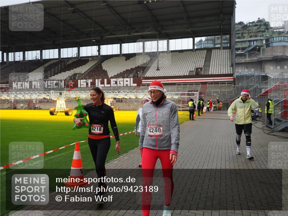 07.12.2025 - St. Pauli X-Mass-Run No. 15 Fabian Wolf http://msf.ph/oto/9423189 07.12.2025 11:58:10 Ziel 3801, 3817, 4218, 4240 meine-sportfotos.de