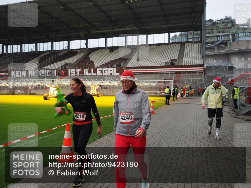 07.12.2025 - St. Pauli X-Mass-Run No. 15 Fabian Wolf http://msf.ph/oto/9423190 07.12.2025 11:58:10 Ziel 3801, 3817, 4218, 4240 meine-sportfotos.de