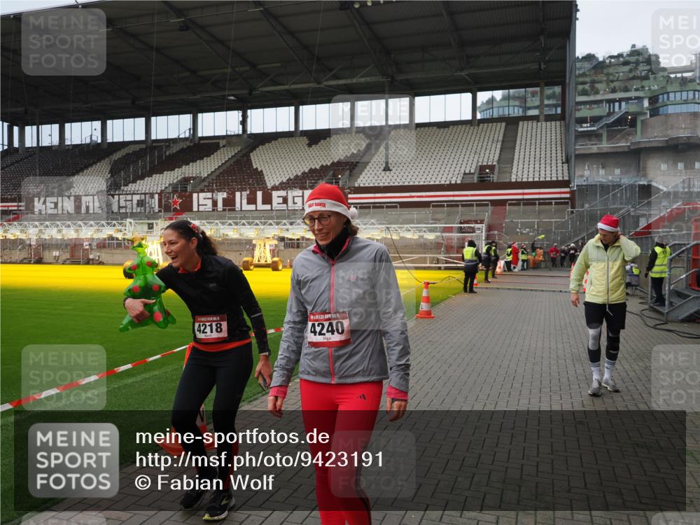 07.12.2025 - St. Pauli X-Mass-Run No. 15 Fabian Wolf http://msf.ph/oto/9423191 07.12.2025 11:58:10 Ziel 3801, 3817, 4218, 4240 meine-sportfotos.de
