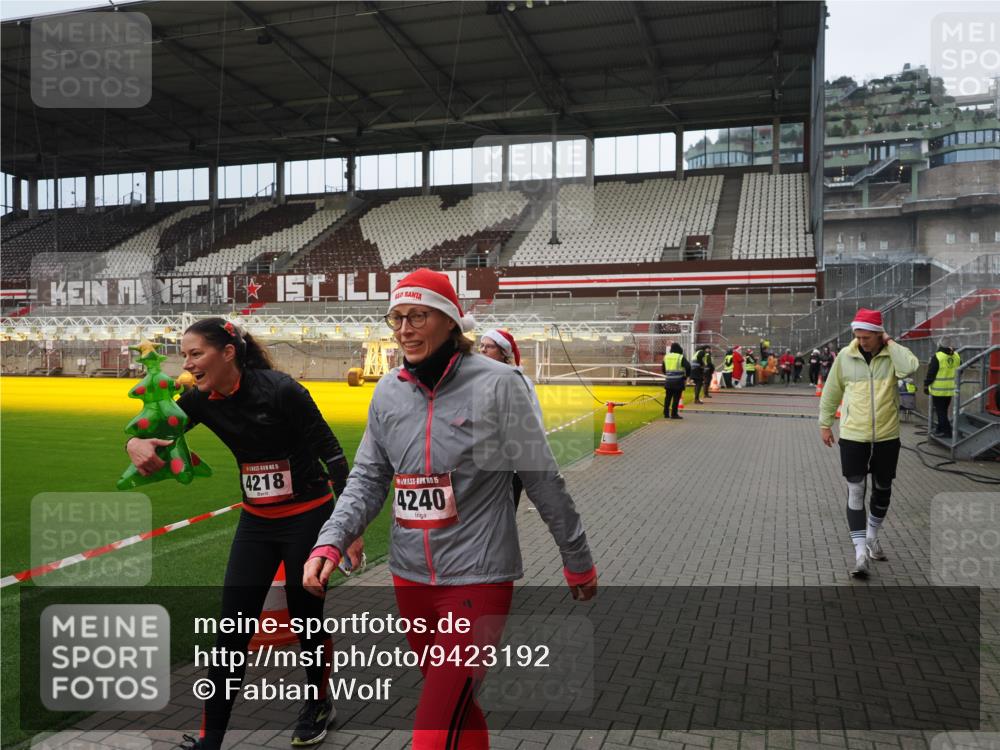 07.12.2025 - St. Pauli X-Mass-Run No. 15 Fabian Wolf http://msf.ph/oto/9423192 07.12.2025 11:58:11 Ziel 3801, 3817, 4218, 4240 meine-sportfotos.de