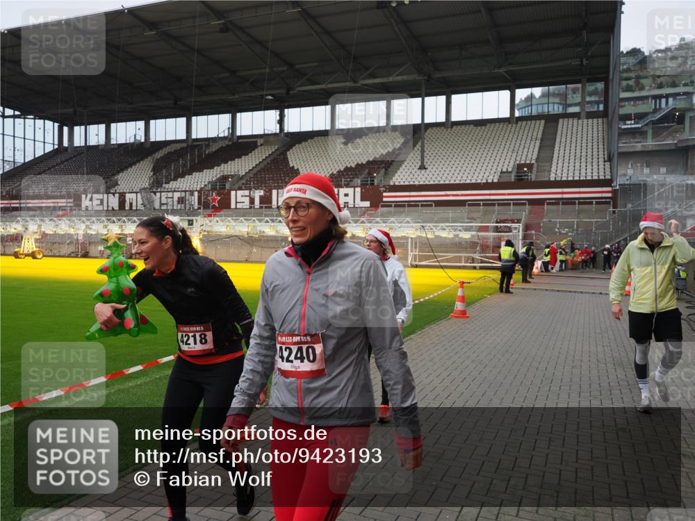 07.12.2025 - St. Pauli X-Mass-Run No. 15 Fabian Wolf http://msf.ph/oto/9423193 07.12.2025 11:58:11 Ziel 3801, 3817, 4218, 4240 meine-sportfotos.de