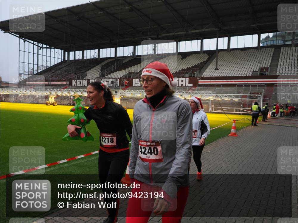 07.12.2025 - St. Pauli X-Mass-Run No. 15 Fabian Wolf http://msf.ph/oto/9423194 07.12.2025 11:58:11 Ziel 3801, 3817, 4218, 4240 meine-sportfotos.de
