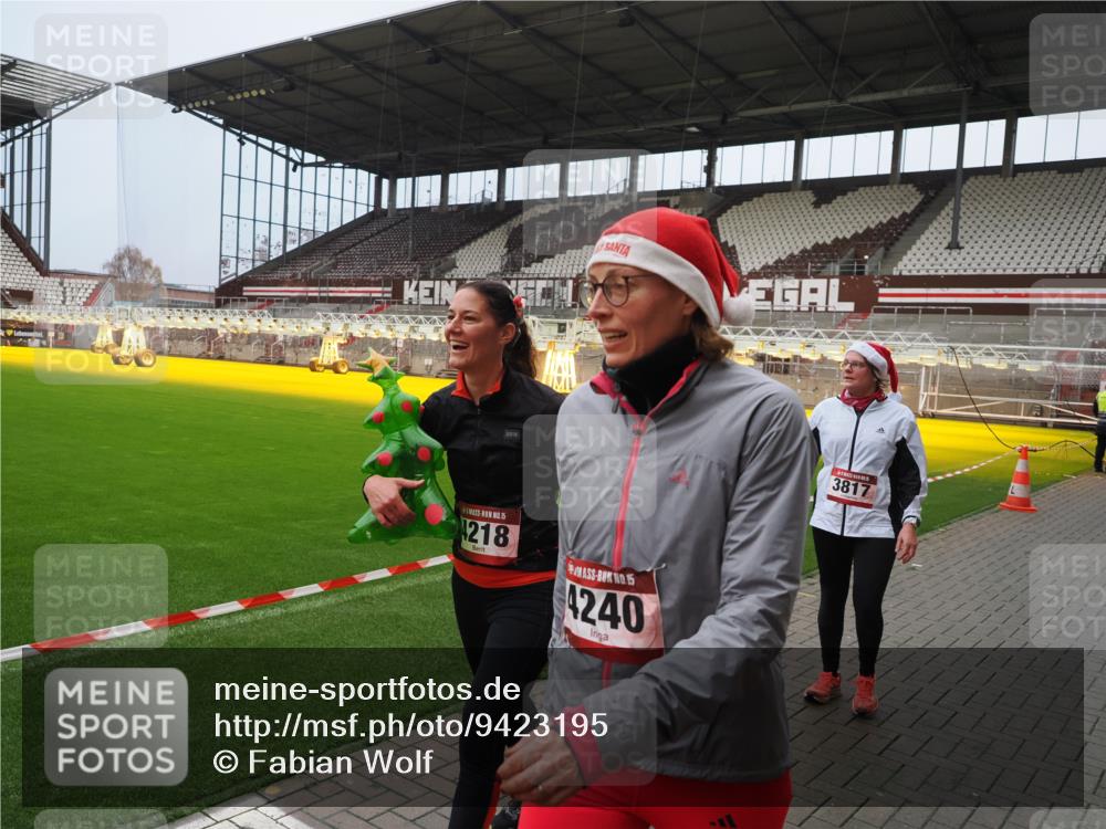 07.12.2025 - St. Pauli X-Mass-Run No. 15 Fabian Wolf http://msf.ph/oto/9423195 07.12.2025 11:58:11 Ziel 3801, 3817, 4218, 4240 meine-sportfotos.de
