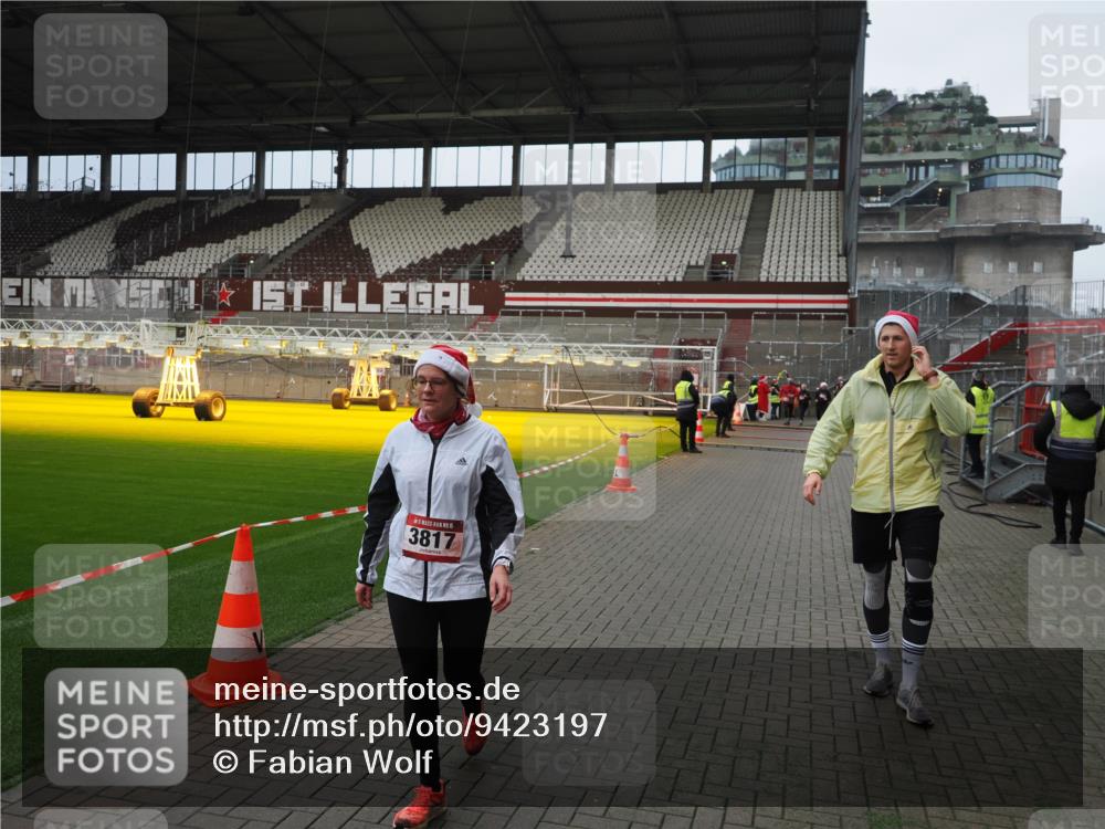 07.12.2025 - St. Pauli X-Mass-Run No. 15 Fabian Wolf http://msf.ph/oto/9423197 07.12.2025 11:58:12 Ziel 3801, 3817, 4218, 4240 meine-sportfotos.de