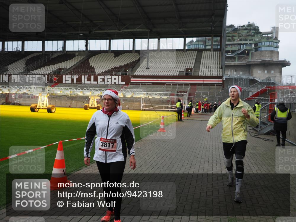 07.12.2025 - St. Pauli X-Mass-Run No. 15 Fabian Wolf http://msf.ph/oto/9423198 07.12.2025 11:58:12 Ziel 3801, 3817, 4218, 4240 meine-sportfotos.de