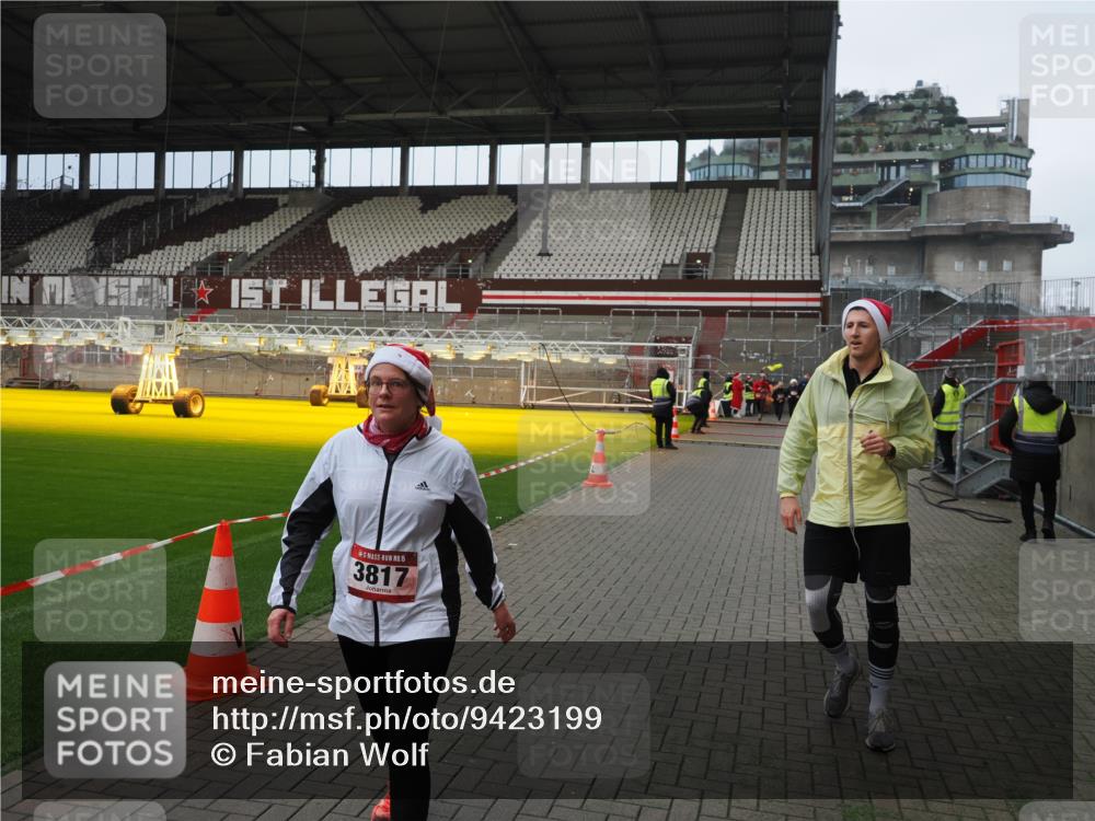 07.12.2025 - St. Pauli X-Mass-Run No. 15 Fabian Wolf http://msf.ph/oto/9423199 07.12.2025 11:58:12 Ziel 3801, 3817, 4218, 4240 meine-sportfotos.de