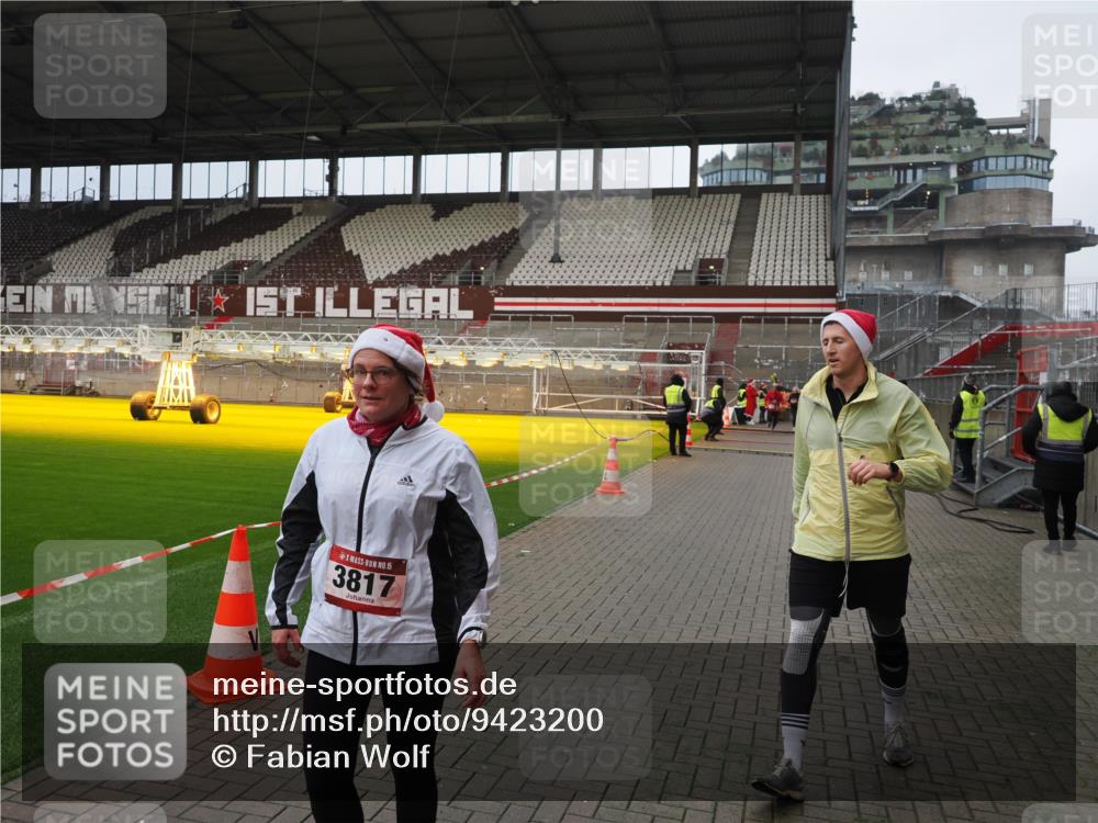 07.12.2025 - St. Pauli X-Mass-Run No. 15 Fabian Wolf http://msf.ph/oto/9423200 07.12.2025 11:58:13 Ziel 3801, 3817, 4218, 4240 meine-sportfotos.de