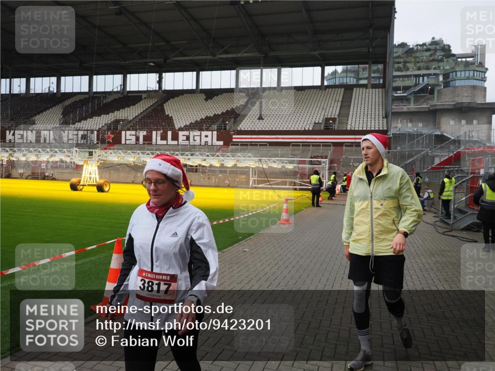 07.12.2025 - St. Pauli X-Mass-Run No. 15 Fabian Wolf http://msf.ph/oto/9423201 07.12.2025 11:58:13 Ziel 3801, 3817, 4218, 4240 meine-sportfotos.de