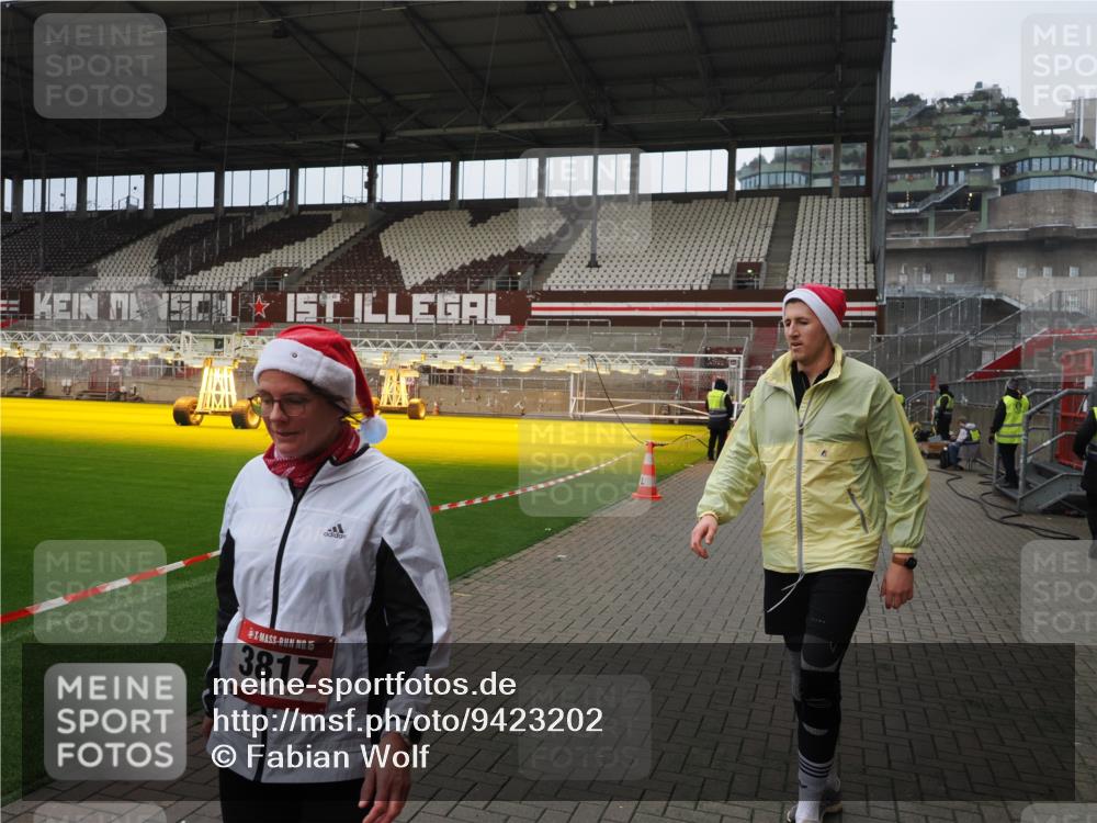 07.12.2025 - St. Pauli X-Mass-Run No. 15 Fabian Wolf http://msf.ph/oto/9423202 07.12.2025 11:58:13 Ziel 3801, 3817, 4218, 4240 meine-sportfotos.de