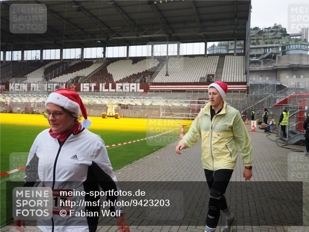 07.12.2025 - St. Pauli X-Mass-Run No. 15 Fabian Wolf http://msf.ph/oto/9423203 07.12.2025 11:58:13 Ziel 3801, 3817, 4218, 4240 meine-sportfotos.de