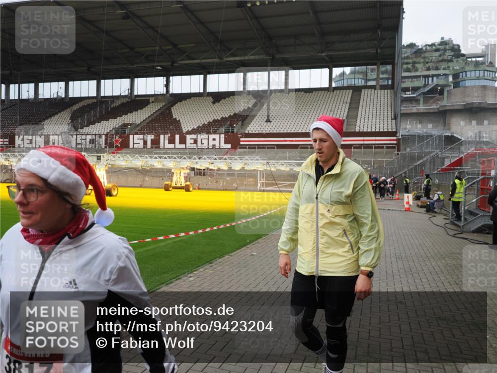 07.12.2025 - St. Pauli X-Mass-Run No. 15 Fabian Wolf http://msf.ph/oto/9423204 07.12.2025 11:58:13 Ziel 3801, 3817, 4218, 4240 meine-sportfotos.de