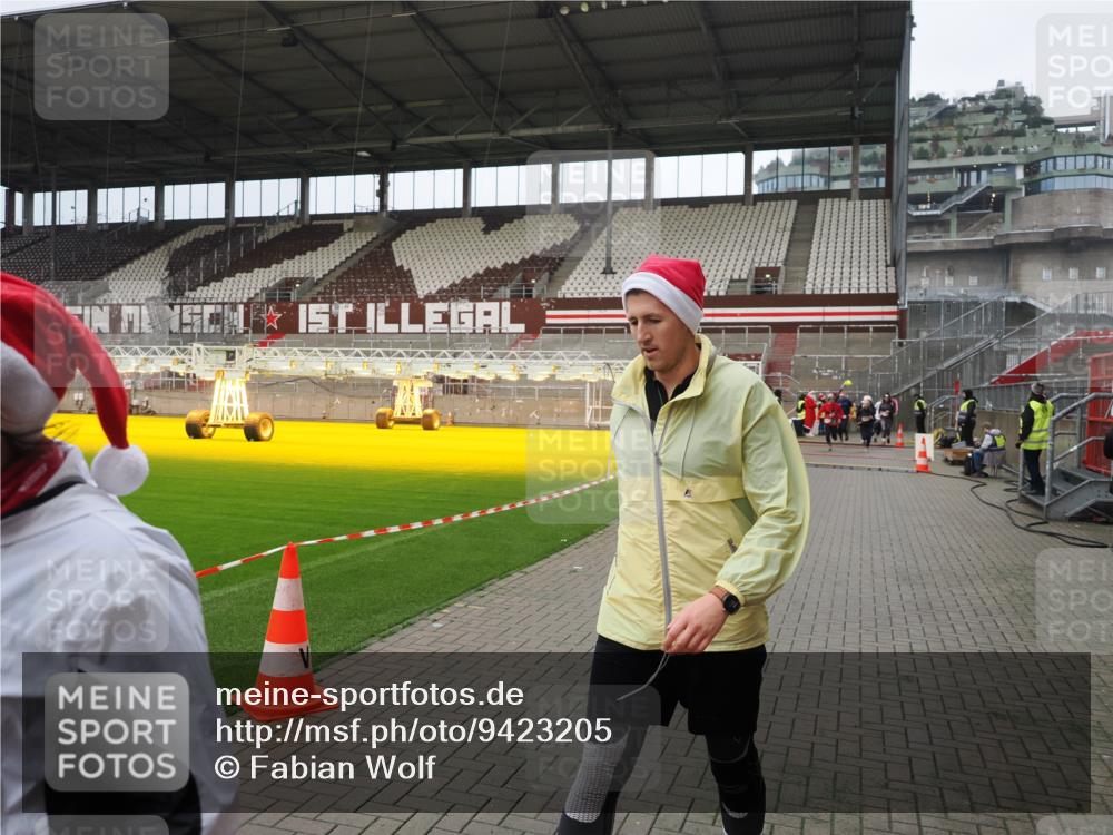 07.12.2025 - St. Pauli X-Mass-Run No. 15 Fabian Wolf http://msf.ph/oto/9423205 07.12.2025 11:58:14 Ziel 3661, 3801, 3817, 4218, 4240 meine-sportfotos.de