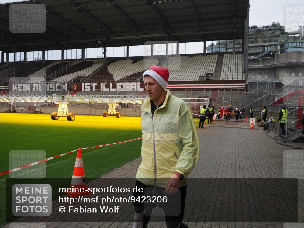 07.12.2025 - St. Pauli X-Mass-Run No. 15 Fabian Wolf http://msf.ph/oto/9423206 07.12.2025 11:58:14 Ziel 3661, 3801, 3817, 4218, 4240 meine-sportfotos.de