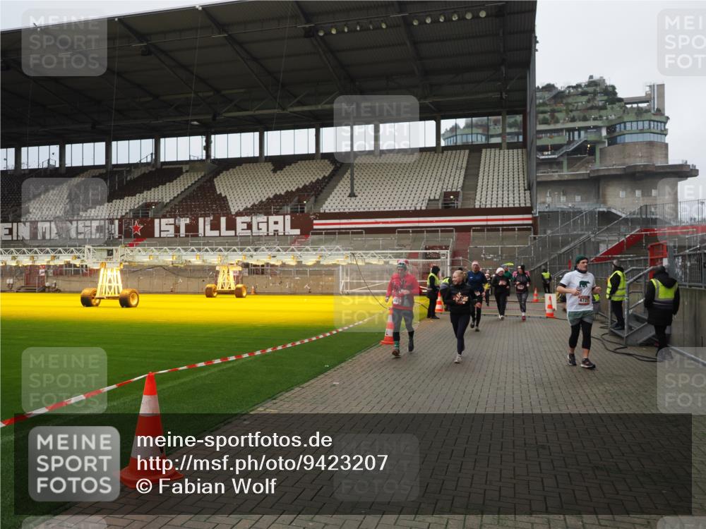 07.12.2025 - St. Pauli X-Mass-Run No. 15 Fabian Wolf http://msf.ph/oto/9423207 07.12.2025 11:58:19 Ziel 1151, 1909, 1914, 3457, 3661, 3817, 4721 meine-sportfotos.de