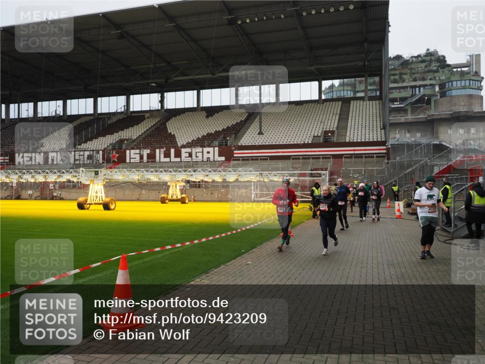 07.12.2025 - St. Pauli X-Mass-Run No. 15 Fabian Wolf http://msf.ph/oto/9423209 07.12.2025 11:58:20 Ziel 1151, 1909, 1914, 3150, 3457, 3661, 3817, 4057, 4721 meine-sportfotos.de