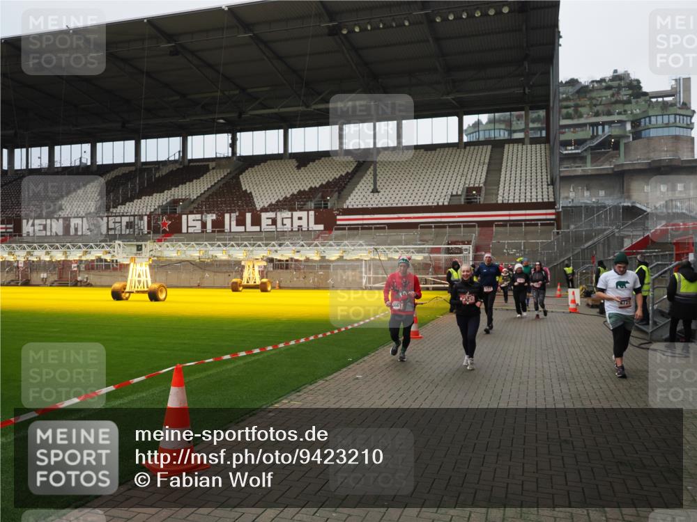 07.12.2025 - St. Pauli X-Mass-Run No. 15 Fabian Wolf http://msf.ph/oto/9423210 07.12.2025 11:58:20 Ziel 1151, 1909, 1914, 3150, 3457, 3661, 3817, 4057, 4721 meine-sportfotos.de