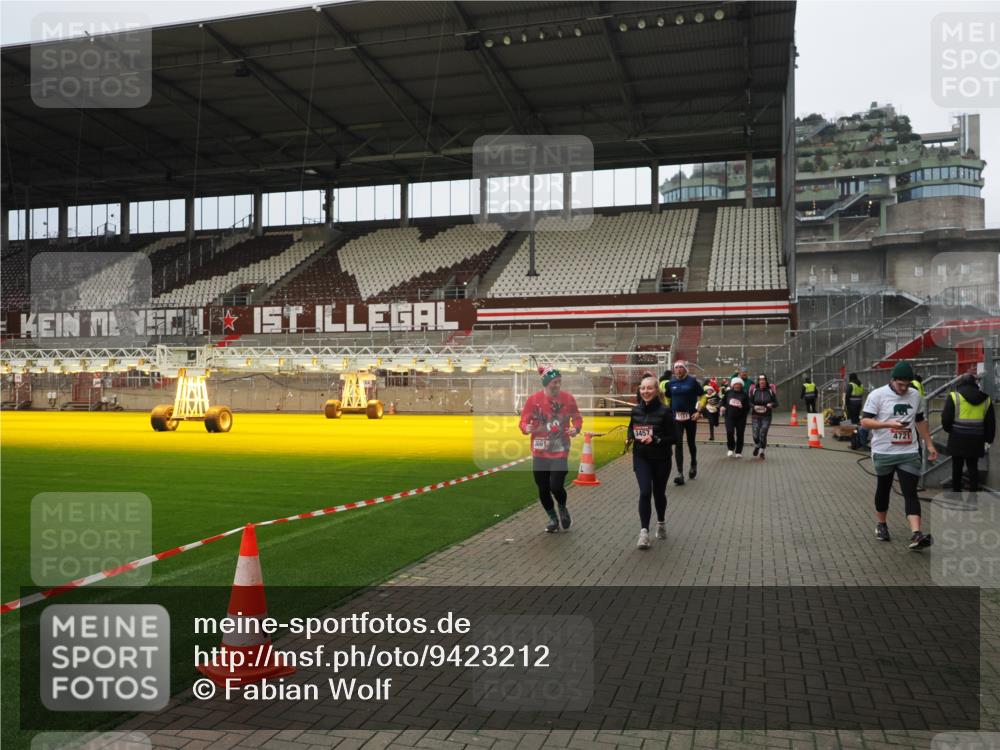 07.12.2025 - St. Pauli X-Mass-Run No. 15 Fabian Wolf http://msf.ph/oto/9423212 07.12.2025 11:58:20 Ziel 1151, 1909, 1914, 3150, 3457, 3661, 3817, 4057, 4721 meine-sportfotos.de