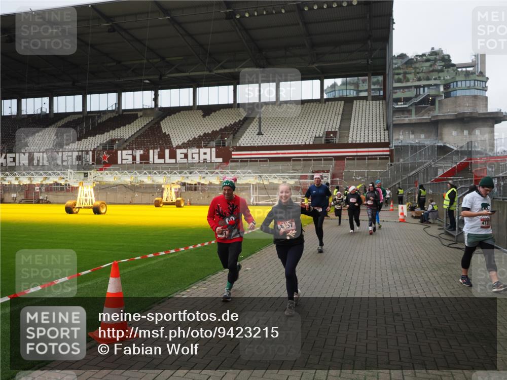 07.12.2025 - St. Pauli X-Mass-Run No. 15 Fabian Wolf http://msf.ph/oto/9423215 07.12.2025 11:58:22 Ziel 1151, 1909, 1914, 3150, 3457, 3661, 4057, 4721 meine-sportfotos.de