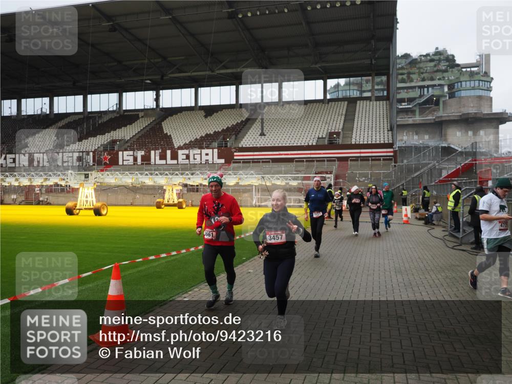 07.12.2025 - St. Pauli X-Mass-Run No. 15 Fabian Wolf http://msf.ph/oto/9423216 07.12.2025 11:58:22 Ziel 1151, 1909, 1914, 3150, 3457, 3661, 4057, 4721 meine-sportfotos.de