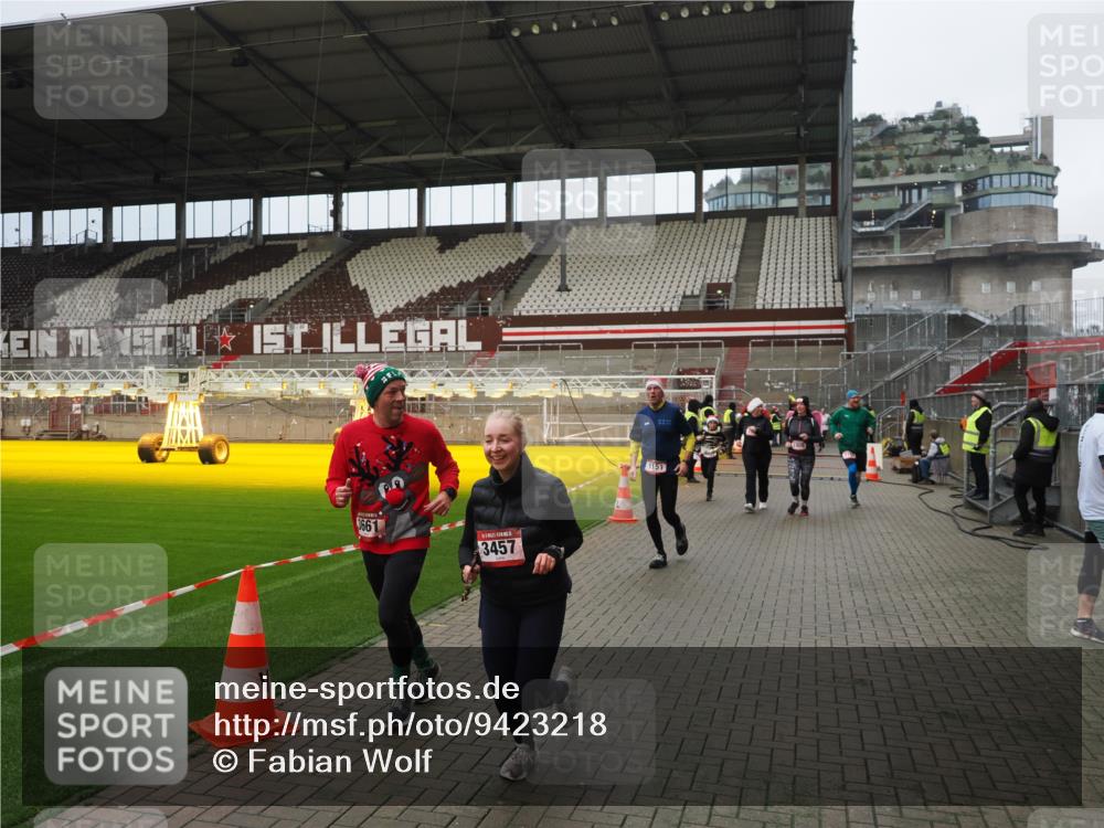 07.12.2025 - St. Pauli X-Mass-Run No. 15 Fabian Wolf http://msf.ph/oto/9423218 07.12.2025 11:58:22 Ziel 1151, 1909, 1914, 3150, 3457, 3661, 4057, 4721 meine-sportfotos.de
