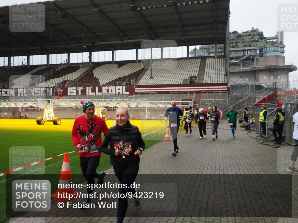 07.12.2025 - St. Pauli X-Mass-Run No. 15 Fabian Wolf http://msf.ph/oto/9423219 07.12.2025 11:58:22 Ziel 1151, 1909, 1914, 3150, 3457, 3661, 4057, 4721 meine-sportfotos.de