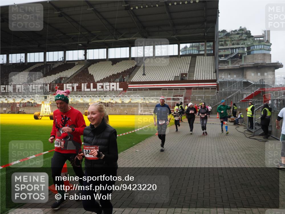07.12.2025 - St. Pauli X-Mass-Run No. 15 Fabian Wolf http://msf.ph/oto/9423220 07.12.2025 11:58:23 Ziel 1151, 1909, 1914, 3150, 3457, 3661, 4057, 4721 meine-sportfotos.de