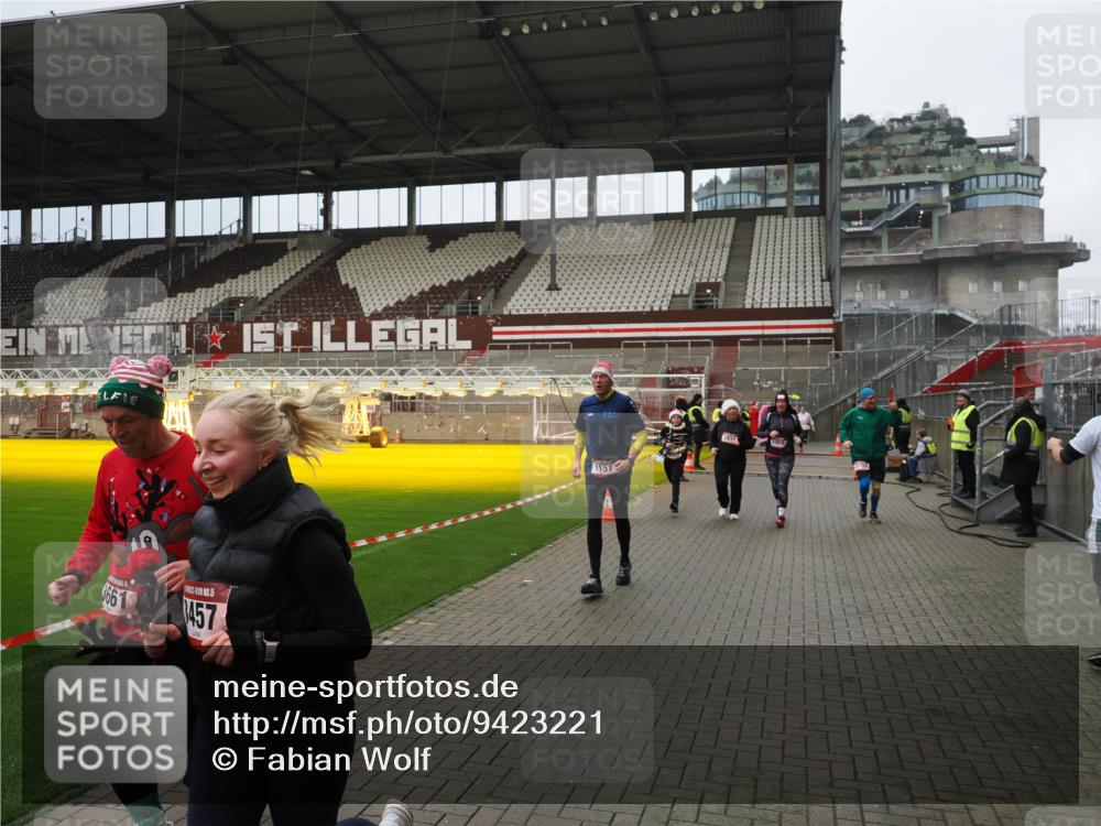 07.12.2025 - St. Pauli X-Mass-Run No. 15 Fabian Wolf http://msf.ph/oto/9423221 07.12.2025 11:58:23 Ziel 1151, 1909, 1914, 3150, 3457, 3661, 4057, 4721 meine-sportfotos.de
