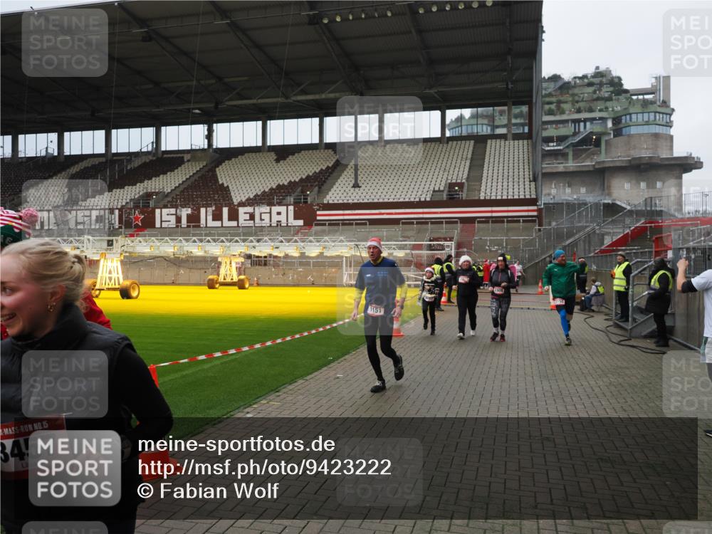 07.12.2025 - St. Pauli X-Mass-Run No. 15 Fabian Wolf http://msf.ph/oto/9423222 07.12.2025 11:58:23 Ziel 1151, 1909, 1914, 3150, 3457, 3661, 4057, 4721 meine-sportfotos.de