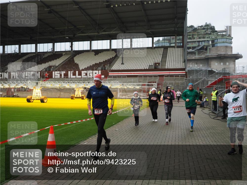 07.12.2025 - St. Pauli X-Mass-Run No. 15 Fabian Wolf http://msf.ph/oto/9423225 07.12.2025 11:58:24 Ziel 1151, 1909, 1914, 3150, 3457, 3661, 4057, 4721 meine-sportfotos.de