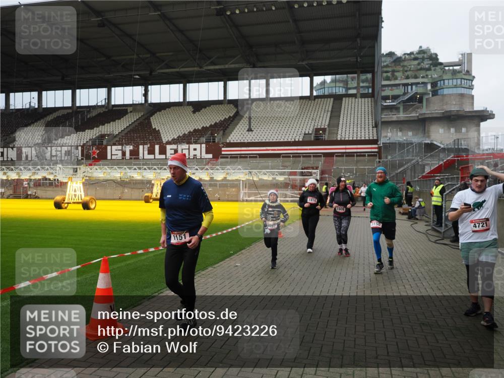 07.12.2025 - St. Pauli X-Mass-Run No. 15 Fabian Wolf http://msf.ph/oto/9423226 07.12.2025 11:58:24 Ziel 1151, 1909, 1914, 3150, 3457, 3661, 4057, 4721 meine-sportfotos.de