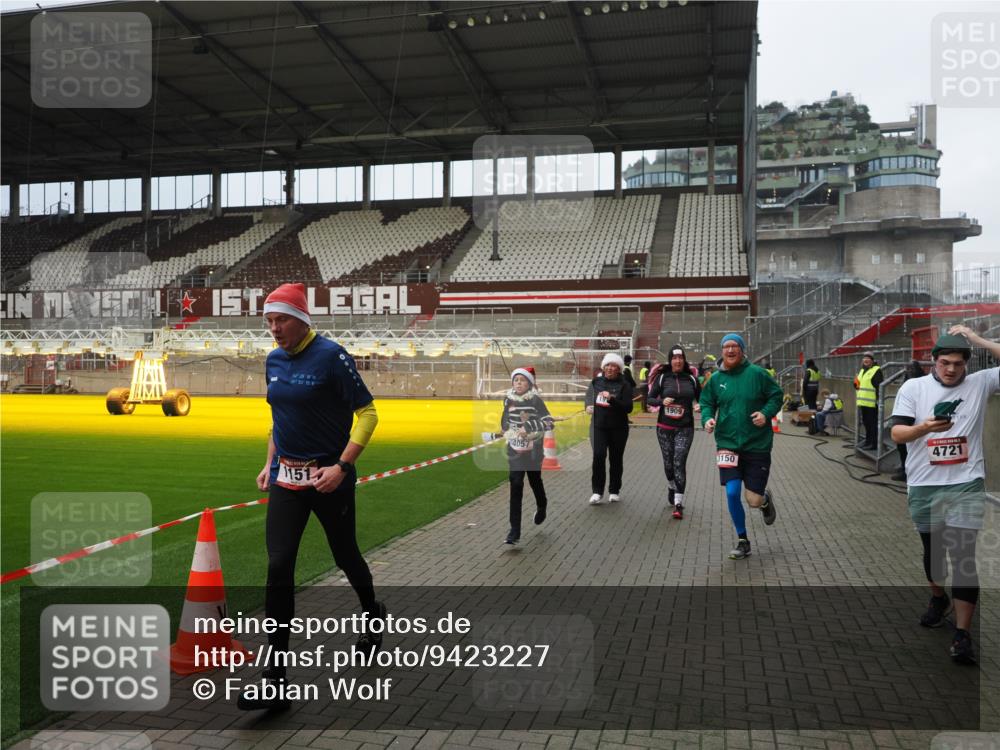 07.12.2025 - St. Pauli X-Mass-Run No. 15 Fabian Wolf http://msf.ph/oto/9423227 07.12.2025 11:58:24 Ziel 1151, 1909, 1914, 3150, 3457, 3661, 4057, 4721 meine-sportfotos.de