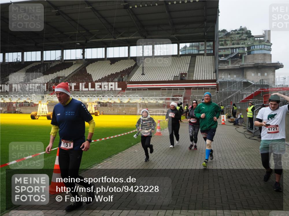 07.12.2025 - St. Pauli X-Mass-Run No. 15 Fabian Wolf http://msf.ph/oto/9423228 07.12.2025 11:58:25 Ziel 163, 1151, 1909, 1914, 3150, 3457, 3661, 4057, 4721 meine-sportfotos.de