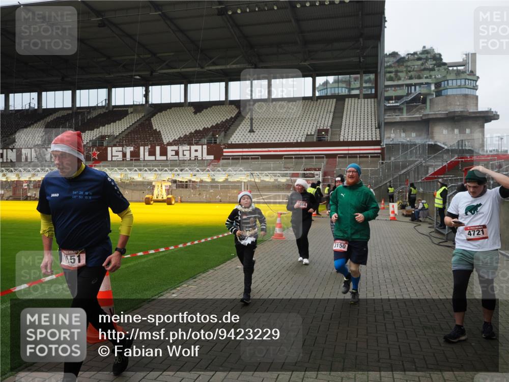 07.12.2025 - St. Pauli X-Mass-Run No. 15 Fabian Wolf http://msf.ph/oto/9423229 07.12.2025 11:58:25 Ziel 163, 1151, 1909, 1914, 3150, 3457, 3661, 4057, 4721 meine-sportfotos.de