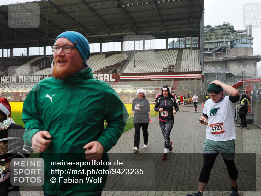 07.12.2025 - St. Pauli X-Mass-Run No. 15 Fabian Wolf http://msf.ph/oto/9423235 07.12.2025 11:58:26 Ziel 163, 1151, 1909, 1914, 3150, 3457, 3661, 4057, 4721 meine-sportfotos.de