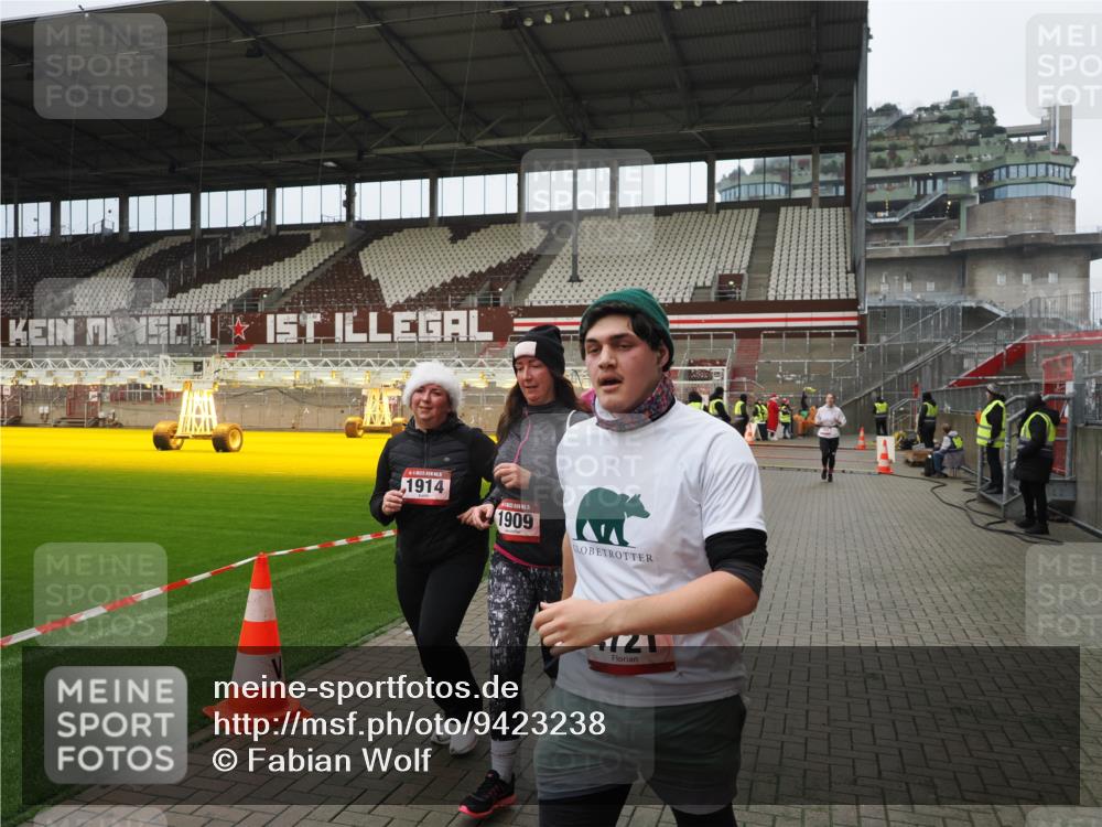 07.12.2025 - St. Pauli X-Mass-Run No. 15 Fabian Wolf http://msf.ph/oto/9423238 07.12.2025 11:58:27 Ziel 163, 1151, 1909, 1914, 3150, 3457, 3661, 4057, 4721 meine-sportfotos.de