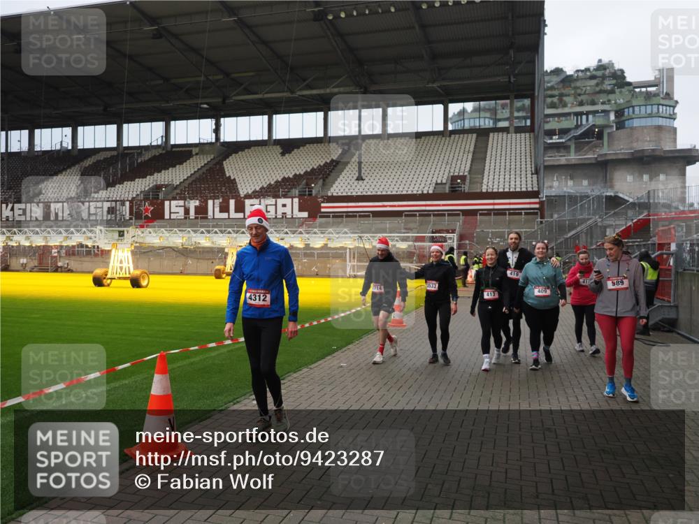 07.12.2025 - St. Pauli X-Mass-Run No. 15 Fabian Wolf http://msf.ph/oto/9423287 07.12.2025 11:58:51 Ziel 409, 413, 415, 419, 589, 1777, 3192, 3533, 4312, 4505 meine-sportfotos.de