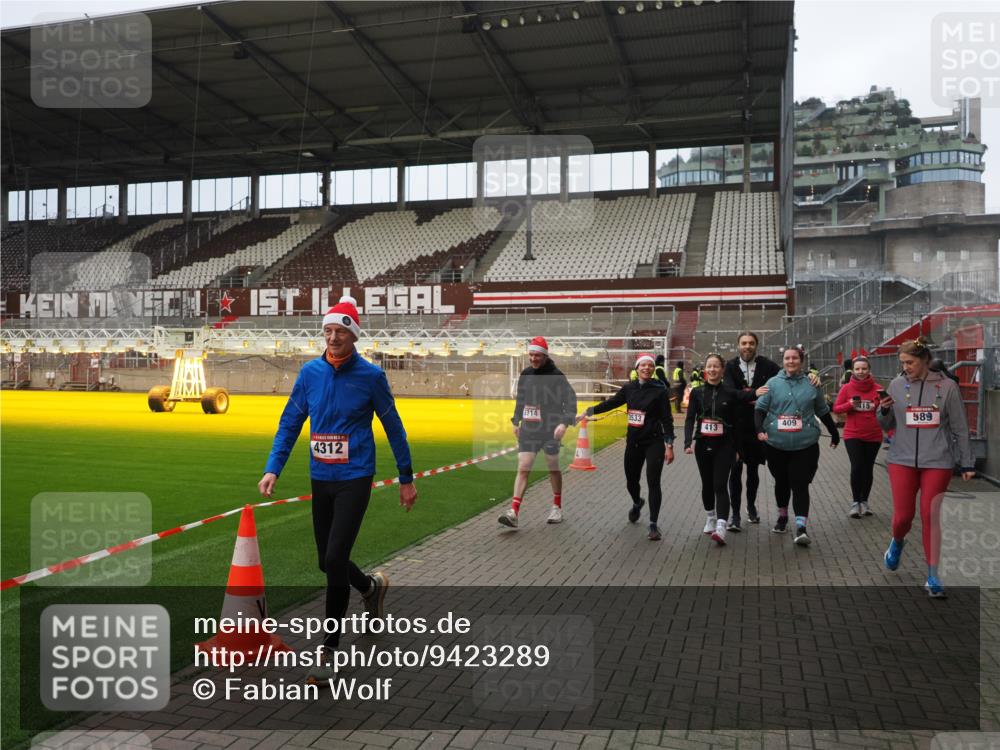 07.12.2025 - St. Pauli X-Mass-Run No. 15 Fabian Wolf http://msf.ph/oto/9423289 07.12.2025 11:58:51 Ziel 409, 413, 415, 419, 589, 1777, 3192, 3533, 4312, 4505 meine-sportfotos.de