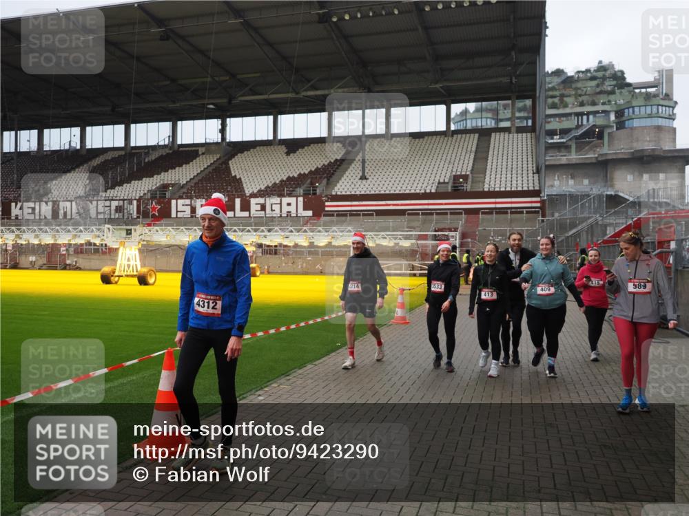 07.12.2025 - St. Pauli X-Mass-Run No. 15 Fabian Wolf http://msf.ph/oto/9423290 07.12.2025 11:58:51 Ziel 409, 413, 415, 419, 589, 1777, 3192, 3533, 4312, 4505 meine-sportfotos.de