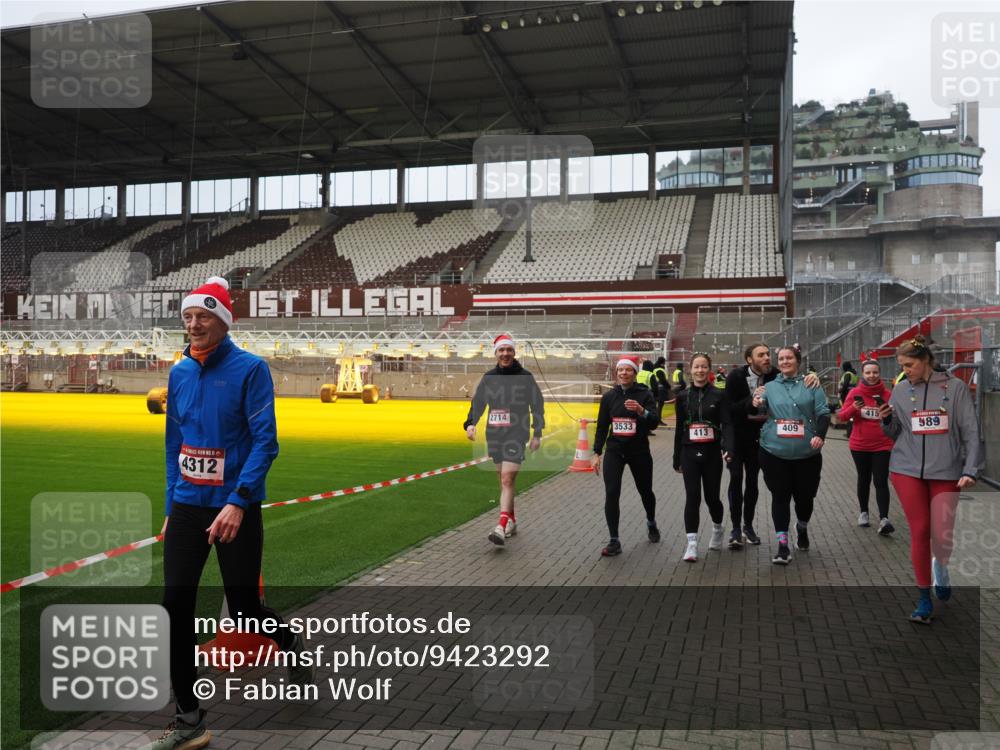 07.12.2025 - St. Pauli X-Mass-Run No. 15 Fabian Wolf http://msf.ph/oto/9423292 07.12.2025 11:58:52 Ziel 409, 413, 415, 419, 589, 1777, 3192, 3533, 4312, 4505 meine-sportfotos.de