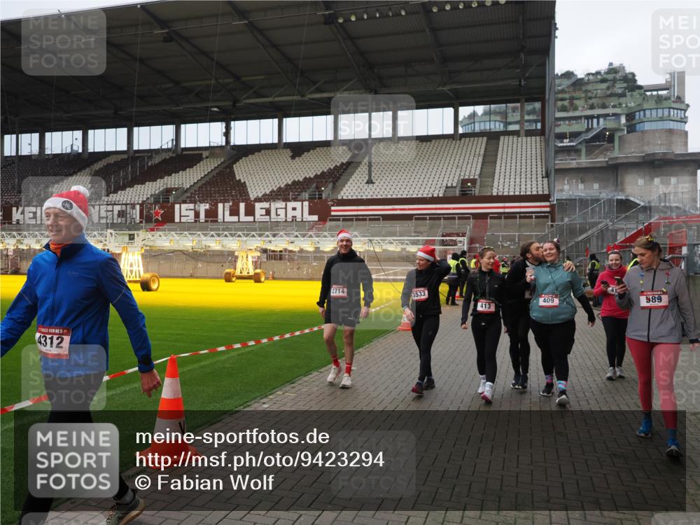 07.12.2025 - St. Pauli X-Mass-Run No. 15 Fabian Wolf http://msf.ph/oto/9423294 07.12.2025 11:58:52 Ziel 409, 413, 415, 419, 589, 1777, 3192, 3533, 4312, 4505 meine-sportfotos.de