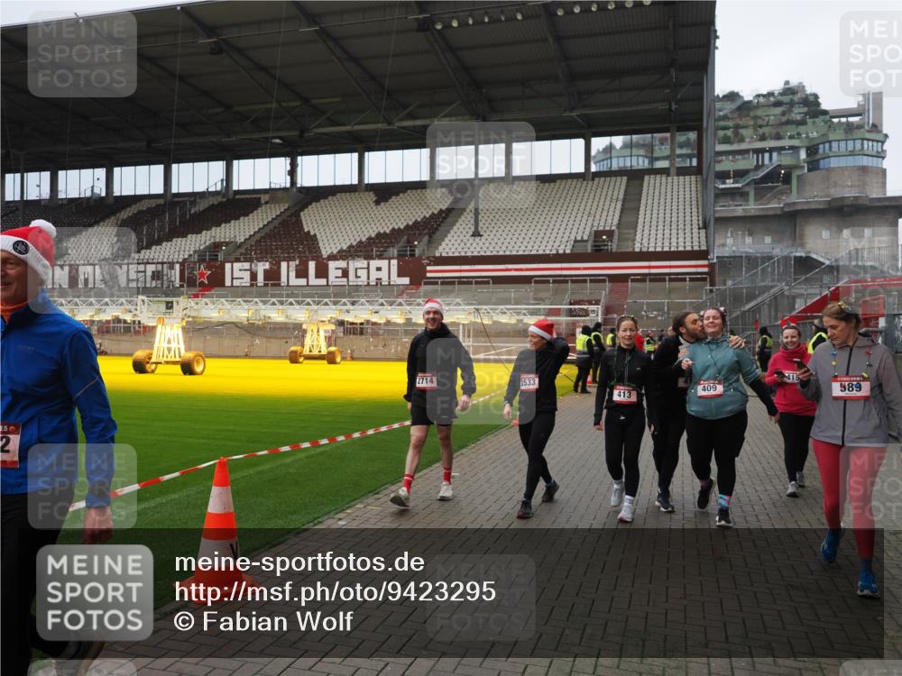 07.12.2025 - St. Pauli X-Mass-Run No. 15 Fabian Wolf http://msf.ph/oto/9423295 07.12.2025 11:58:52 Ziel 409, 413, 415, 419, 589, 1777, 3192, 3533, 4312, 4505 meine-sportfotos.de